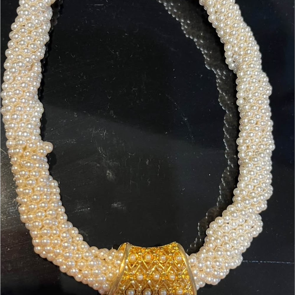 Elegant Pearl and Gold Necklace